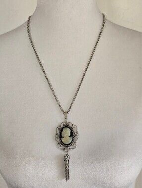 Vintage 1970s Whiting & Davis Iridescent Cameo Pendant Necklace